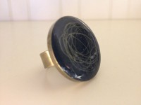 bronskleurige ring met zwarte/groene achtergrond